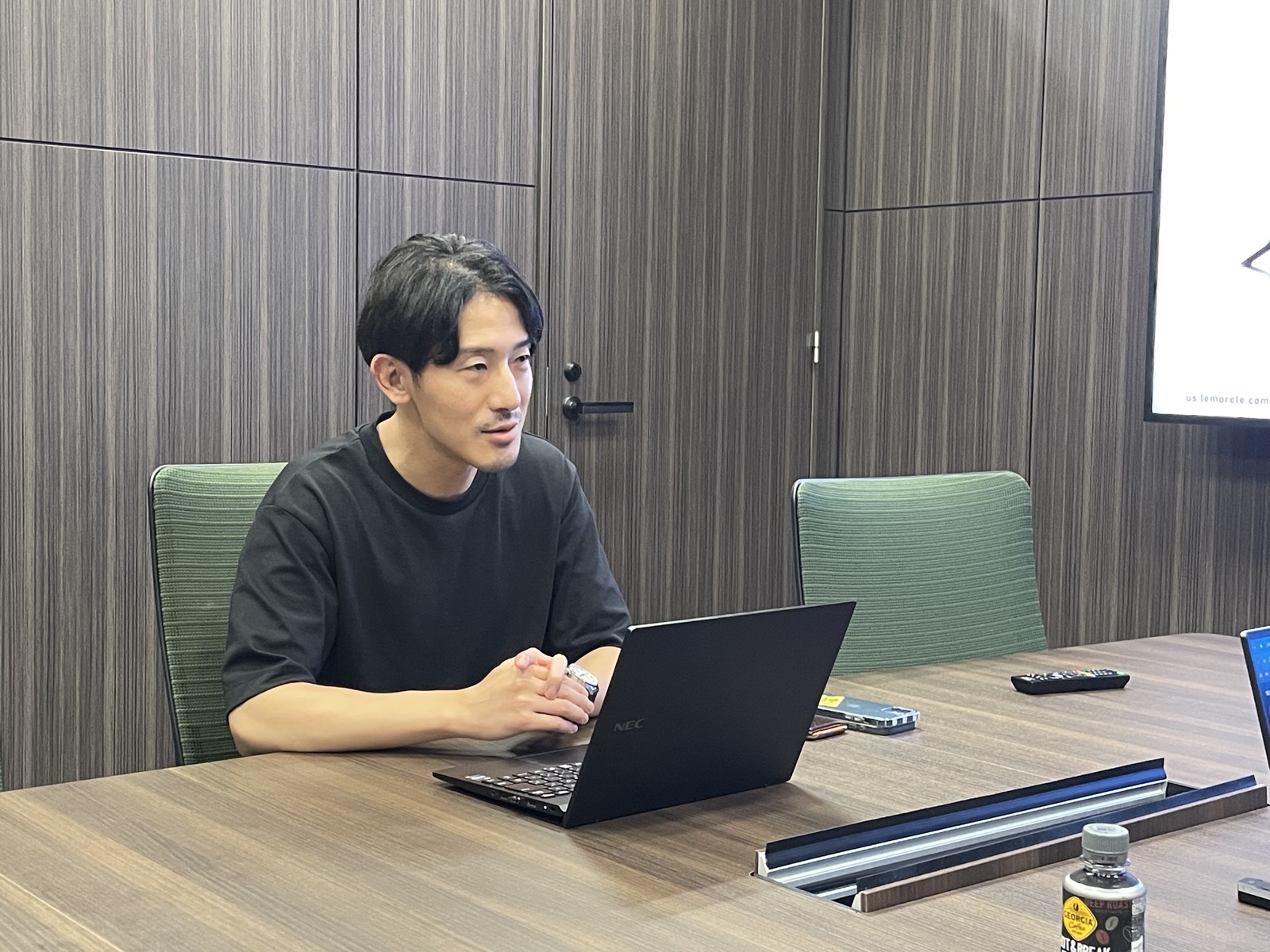 インタビューに答える矢田様